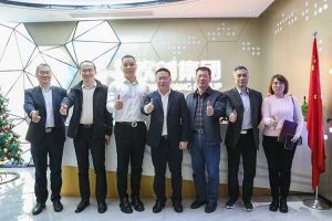 广州市与番禺区人力资源和社会保障局领导莅临8XBET（中国）一站式服务平台集团调研指导